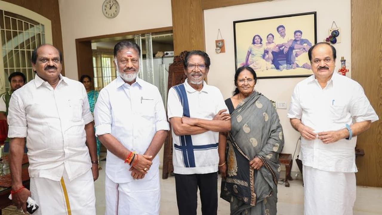 இயக்குனர் பாரதிராஜாவை வீட்டிற்கு சென்று நலம் விசாரித்த அதிமுக ஒருங்கிணைப்பாளர் ஓ.பன்னீர்செல்வம்! இயக்குனர் பாரதிராஜாவை வீட்டிற்கு சென்று நலம் விசாரித்த அதிமுக ஒருங்கிணைப்பாளர் ஓ.பன்னீர்செல்வம்!