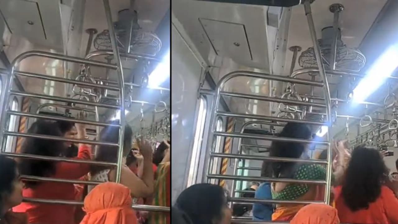 மின்சார ரயிலில் கர்பா நடனமாடி மகிழ்ந்த பெண்கள்.. 1 லட்சம் பார்வையாளர்களை கடந்த வைரல் வீடியோ