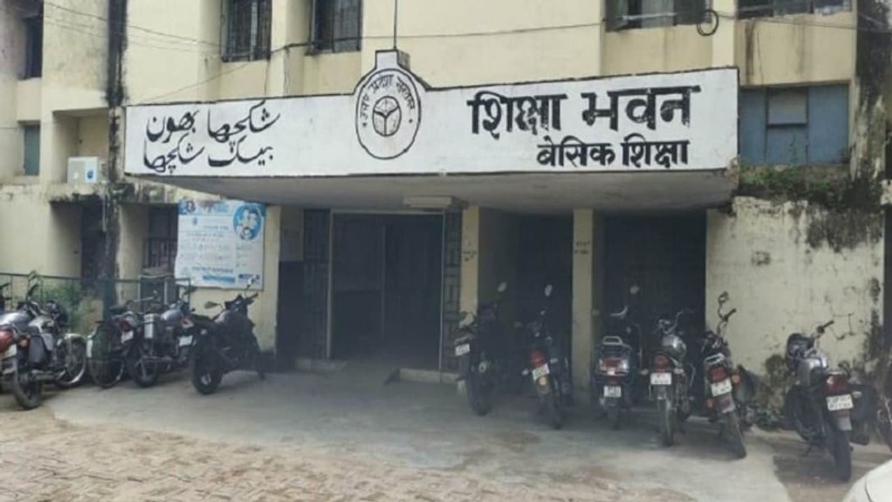 लखनऊ: जमीन पर रखी मिली बच्चों के मिड डे मील की रोटियां, BSA ने मामले पर लिया कड़ा एक्शन