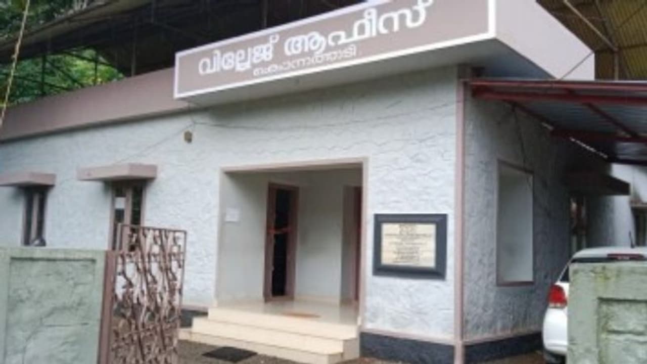 മൂവായിരം രൂപ കൈക്കൂലി ചോദിച്ചു; വിജിലൻസ് കെണിയൊരുക്കി, വില്ലേജ് ഓഫീസർ അറസ്റ്റിൽ