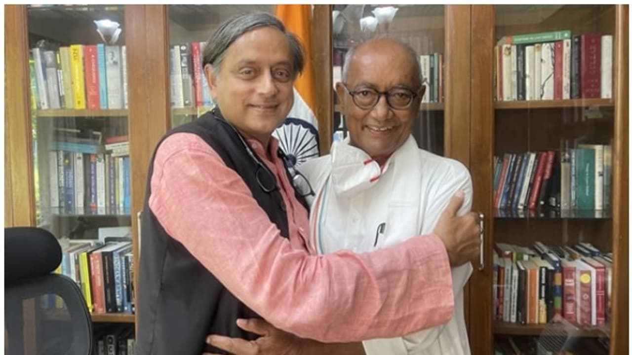 'സഹപ്രവര്‍ത്തകര്‍ക്കിടയിലെ സൗഹൃദ മത്സരം'; ദിഗ്‌വിജയ് സിംഗിനൊപ്പമുള്ള ചിത്രം പങ്കുവച്ച് ശശി തരൂര്‍