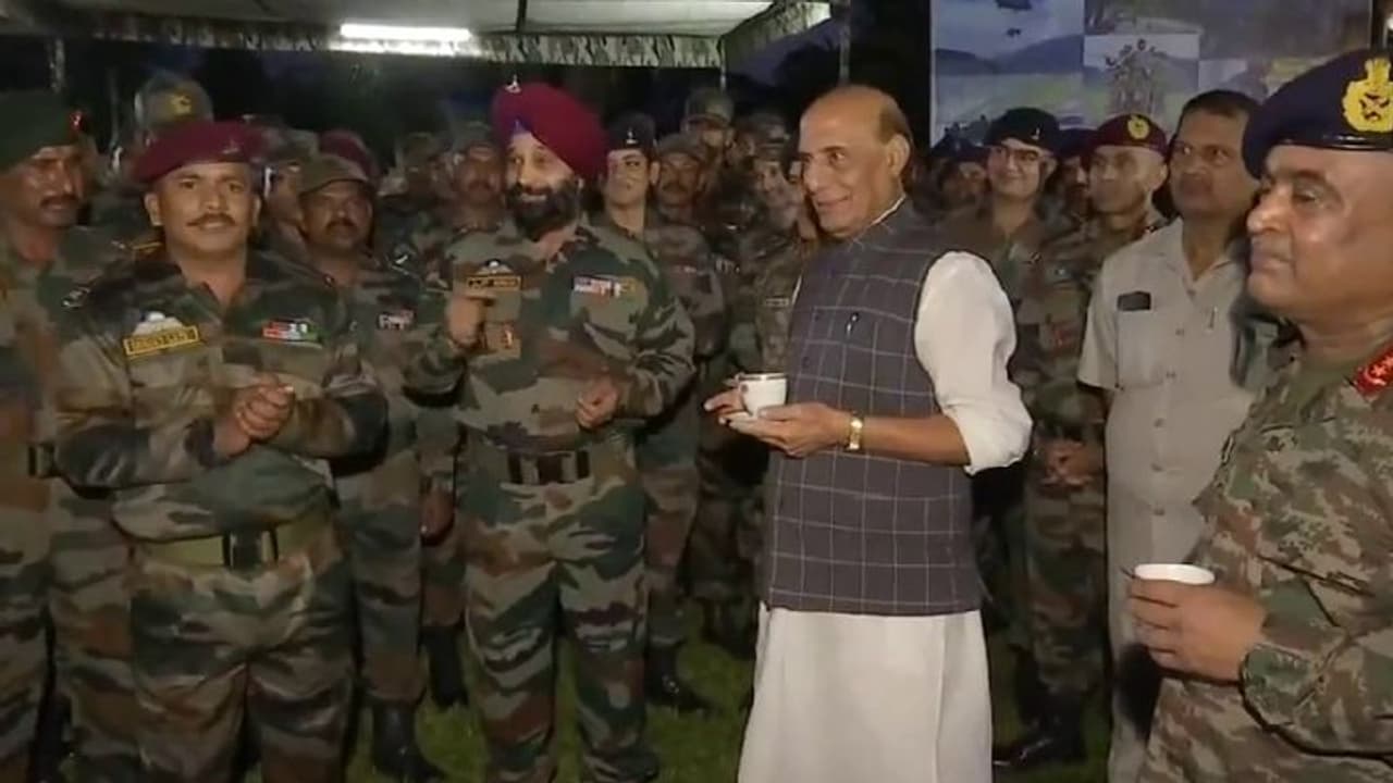 ಅಸ್ಸಾಂ ಸೇನಾ ನೆಲೆಗೆ ರಕ್ಷಣಾ ಸಚಿವರ ಭೇಟಿ: ಸಂದೇಶ್ ಆತೇ ಹೈ ಹಾಡಿದ ಯೋಧರು: video Viral