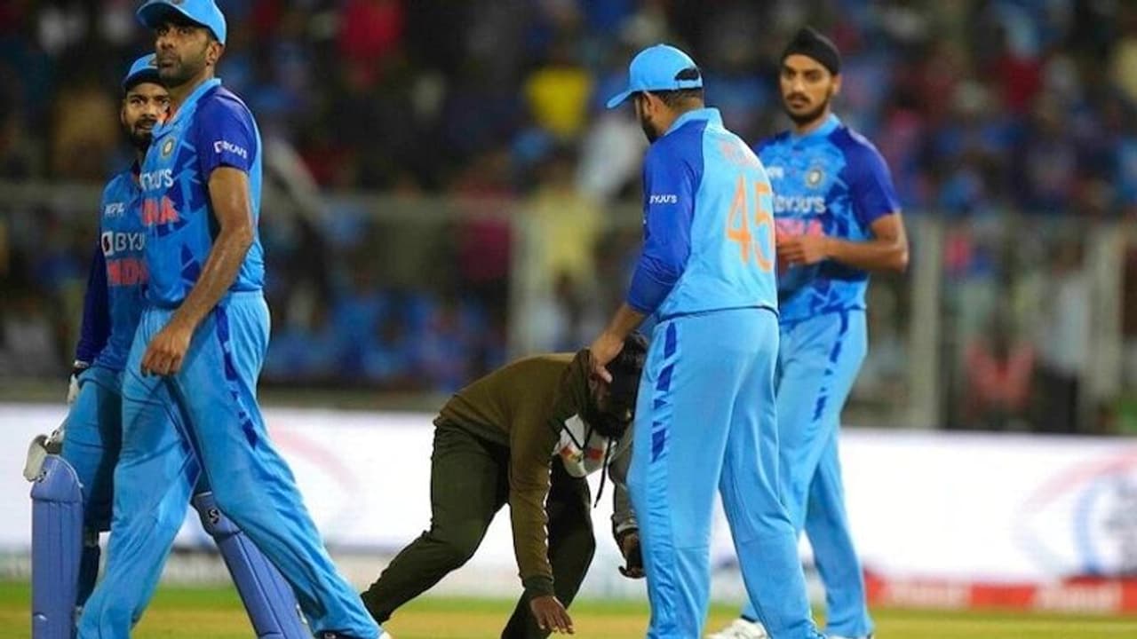 കനത്ത സുരക്ഷയിലും കാര്യവട്ടത്ത് രോഹിത്തിന്റെ കാലില് തൊട്ട് ആഗ്രഹം സാക്ഷാത്കരിച്ച് ആരാധകന് കനത്ത സുരക്ഷയിലും കാര്യവട്ടത്ത് രോഹിത്തിന്റെ കാലില് തൊട്ട് ആഗ്രഹം സാക്ഷാത്കരിച്ച് ആരാധകന്