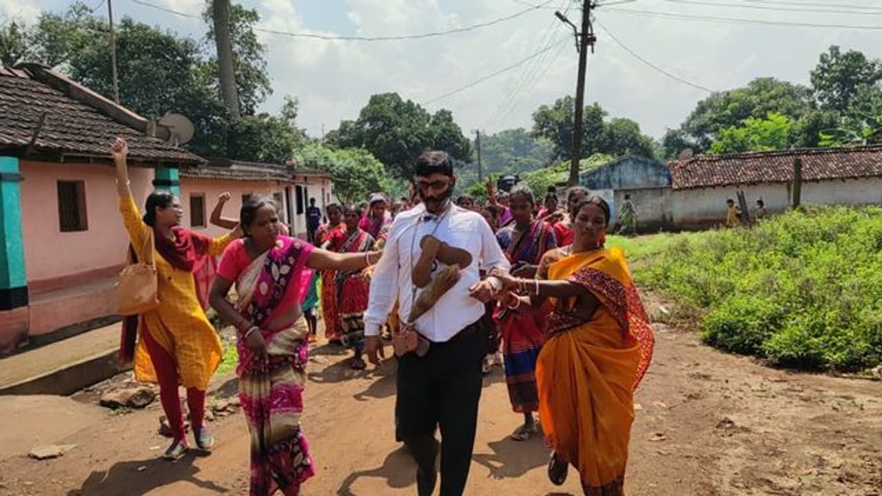 छात्राओं को अश्लील वीडियो दिखा करता था डर्टी काम, फिर एक दिन जो हुआ वो टीचर सोच भी नहीं सकता था छात्राओं को अश्लील वीडियो दिखा करता था डर्टी काम, फिर एक दिन जो हुआ वो टीचर सोच भी नहीं सकता था