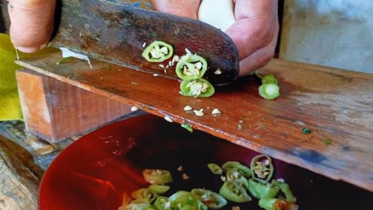 লঙ্কা কাটার পরে হাতে জ্বালাপোড়া ভাব, আরাম দেবে এই ঘরোয়া টোটকা লঙ্কা কাটার পরে হাতে জ্বালাপোড়া ভাব, আরাম দেবে এই ঘরোয়া টোটকা