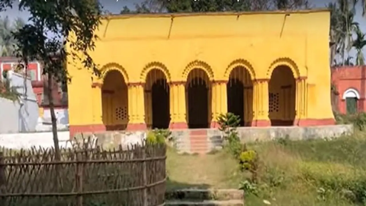 বন্ধ দরজার ওপারে এখনও বাস করেন জমিদার গিন্নি? দুর্গাপুজোয় আলোয় ঝলমল করে ওঠে বারুইপুরের গা ছমছমে জমিদারবাড়ি বন্ধ দরজার ওপারে এখনও বাস করেন জমিদার গিন্নি? দুর্গাপুজোয় আলোয় ঝলমল করে ওঠে বারুইপুরের গা ছমছমে জমিদারবাড়ি