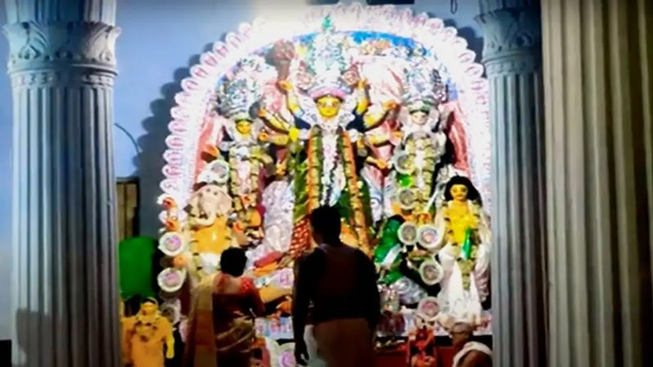 এক লাঠির ঘায়ে কুপোকাত হয়েছিল ৬ ডাকাত, ঐতিহ্যবাহী টাকি রাজবাড়ির দুর্গাপুজো বৈষ্ণব থেকে মিলে গিয়েছিল শাক্ত ধারায়