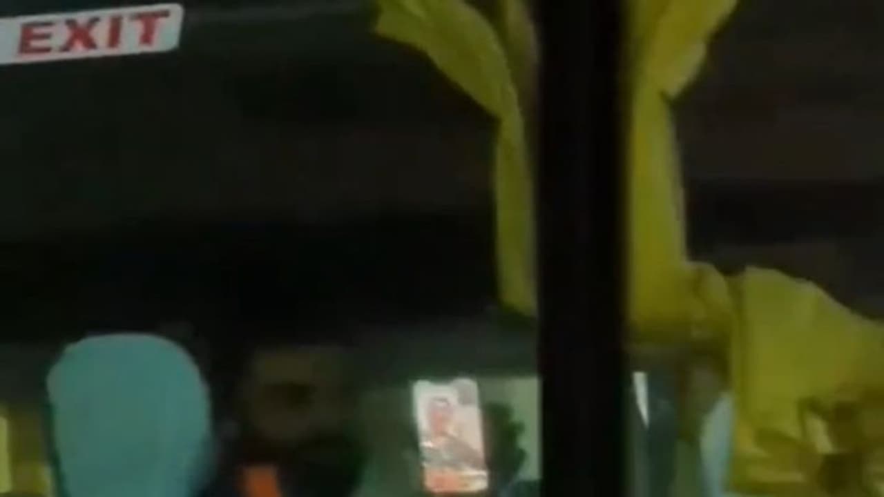 ആർത്തുവിളിച്ച് കേരളം! തിരക്ക് മാറ്റി വീഡിയോ കോളിലെ ആളെ കാട്ടി കോലി, പിന്നെ പറയാനുണ്ടോ; കയ്യടിമേളം ആർത്തുവിളിച്ച് കേരളം! തിരക്ക് മാറ്റി വീഡിയോ കോളിലെ ആളെ കാട്ടി കോലി, പിന്നെ പറയാനുണ്ടോ; കയ്യടിമേളം