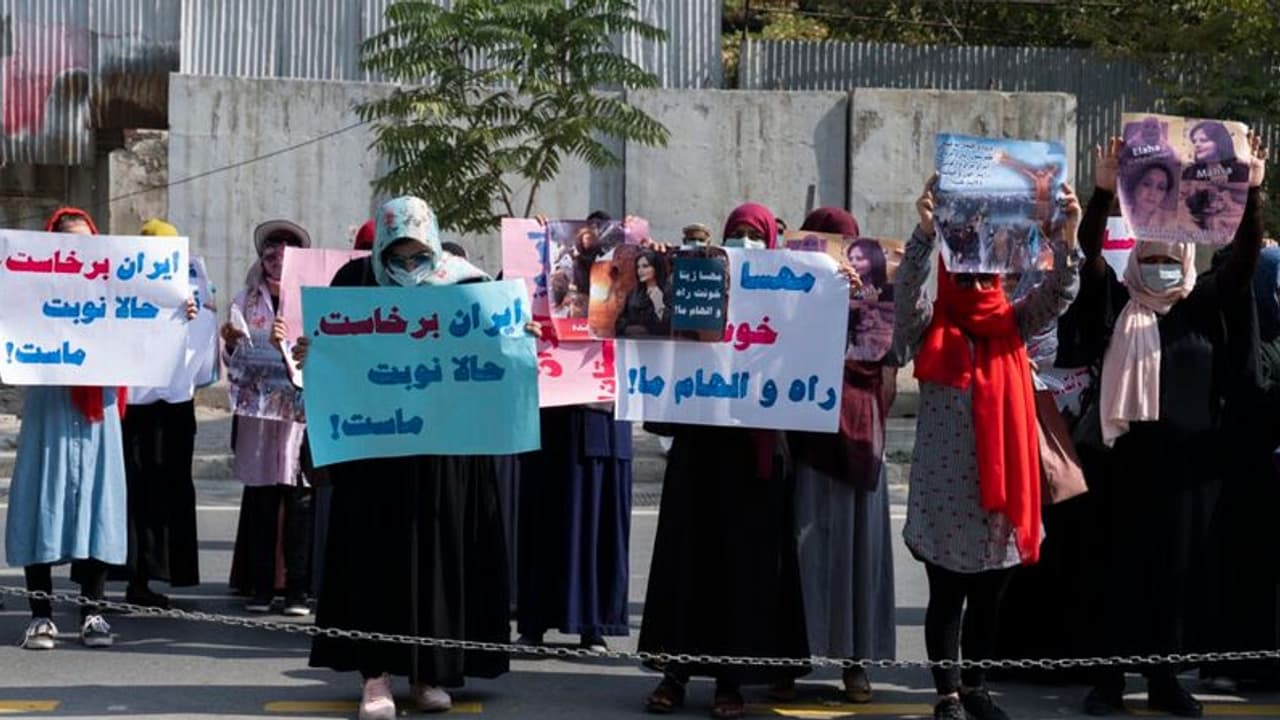 താലിബാന്‍കാരുടെ മുന്നിലേക്ക് മുദ്രാവാക്യങ്ങളുമായി സ്ത്രീകള്‍, ആകാശത്തേക്ക് നിറയൊഴിച്ചു