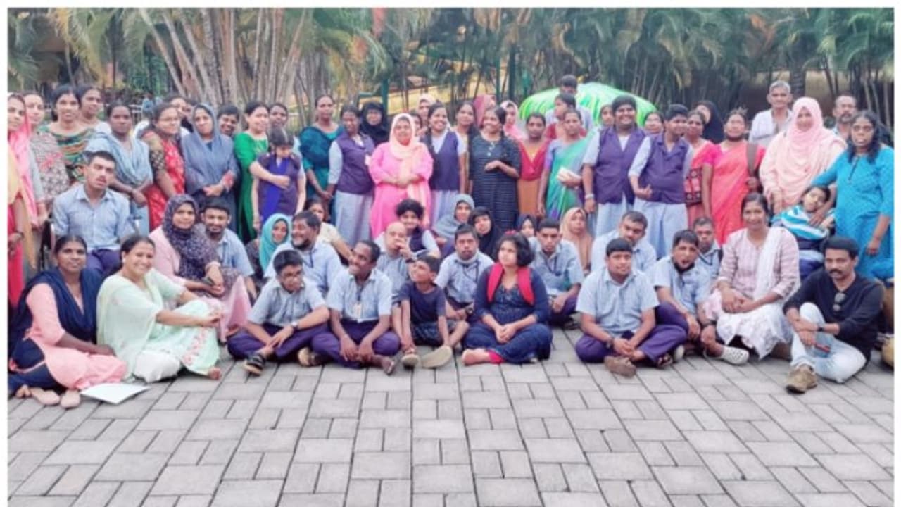 'ഈ യാത്ര സ്പെഷ്യലാ'; ഭിന്നശേഷിക്കാർക്കായി സൗജന്യ വിനോദയാത്രയൊരുക്കി മാവൂർ പഞ്ചായത്ത് 'ഈ യാത്ര സ്പെഷ്യലാ'; ഭിന്നശേഷിക്കാർക്കായി സൗജന്യ വിനോദയാത്രയൊരുക്കി മാവൂർ പഞ്ചായത്ത്