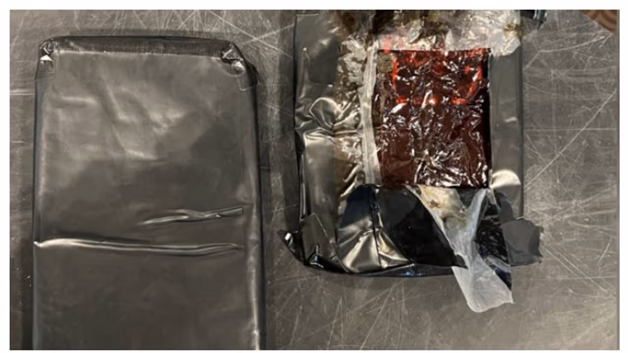 ബെഡ് ഷീറ്റില് ഒളിപ്പിച്ച് ഹാഷിഷ് കടത്താന് ശ്രമം; വിമാനത്താവളത്തില് വെച്ച് പിടികൂടി കസ്റ്റംസ് ബെഡ് ഷീറ്റില് ഒളിപ്പിച്ച് ഹാഷിഷ് കടത്താന് ശ്രമം; വിമാനത്താവളത്തില് വെച്ച് പിടികൂടി കസ്റ്റംസ്