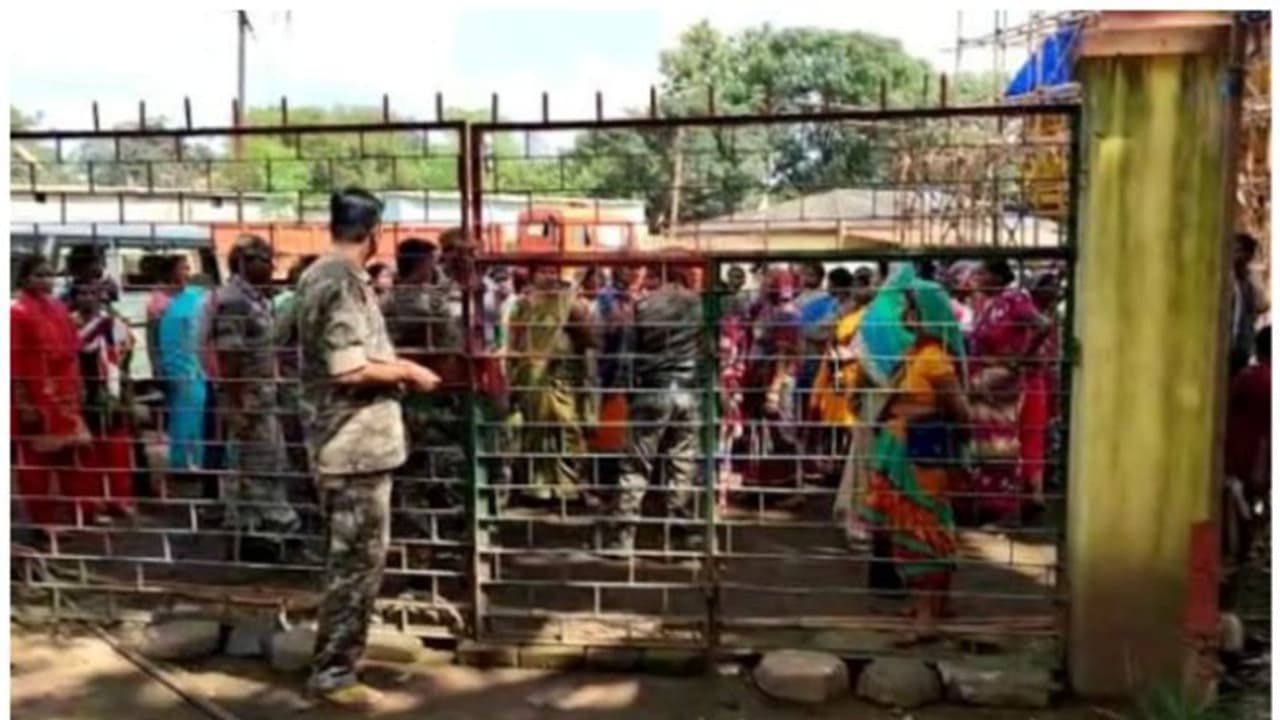 ഡാൻസ് ചെയ്യാൻ വിസമ്മതിച്ചു; ആറാം ക്ലാസ് വിദ്യാർഥികളെ മുറിയിൽ പൂട്ടി, മുളവടി കൊണ്ട് തല്ലി അധ്യാപകൻ ഡാൻസ് ചെയ്യാൻ വിസമ്മതിച്ചു; ആറാം ക്ലാസ് വിദ്യാർഥികളെ മുറിയിൽ പൂട്ടി, മുളവടി കൊണ്ട് തല്ലി അധ്യാപകൻ