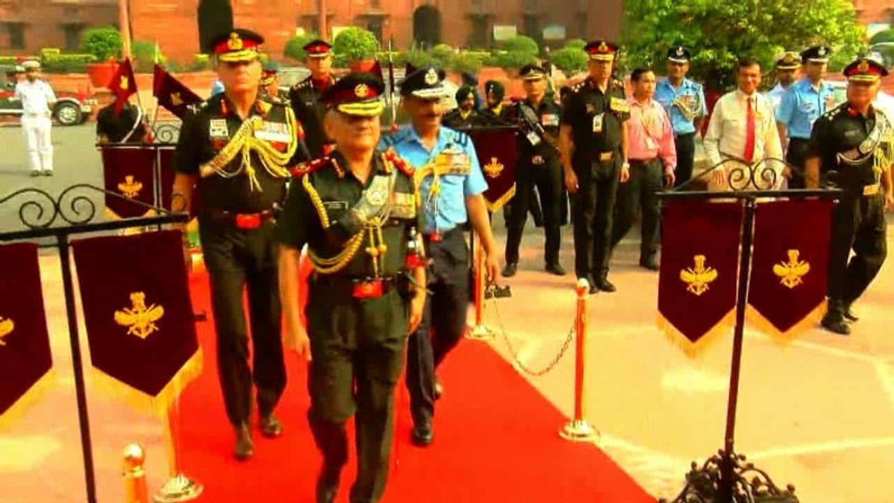 ലെഫ്. ജനറൽ അനിൽ ചൗഹാൻ പുതിയ സിഡിഎസ്; രണ്ടാമത്തെ സംയുക്ത സൈനിക മേധാവിയായി ചുമതലയേറ്റു ലെഫ്. ജനറൽ അനിൽ ചൗഹാൻ പുതിയ സിഡിഎസ്; രണ്ടാമത്തെ സംയുക്ത സൈനിക മേധാവിയായി ചുമതലയേറ്റു