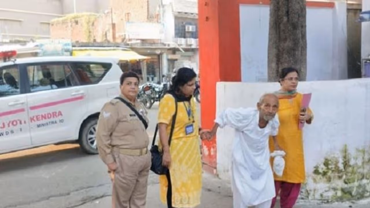 दो कमाऊ बेटे और चार बेटियों ने बुजुर्ग को साथ रखने से किया मना, यूरिन बैग पकड़े दर दर की ठोकरें खा रहा पिता