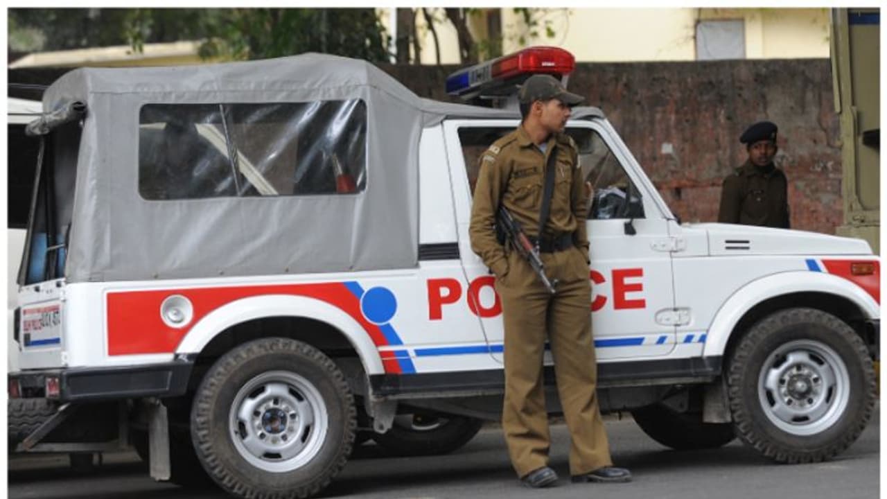  ക്ലാസ് മുറിയിൽ പെൺകുട്ടികളെ അശ്ലീലവീഡിയോ കാണിച്ചു; അധ്യാപകന് നാട്ടുകാരുടെ കരിയഭിഷേകം, ചെരിപ്പുമാല 