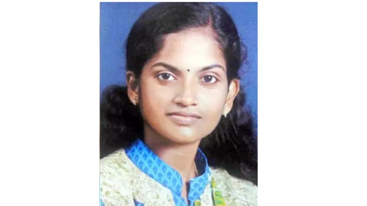 പ്രതിസന്ധികളെ തോൽപിച്ച് കലാമണ്ഡലത്തിൽ നിന്ന് ഡോക്ടറേറ്റ്; വിൻഷ്യയുടെ സ്വപ്നം ഒരു സ്ഥിരം ജോലി