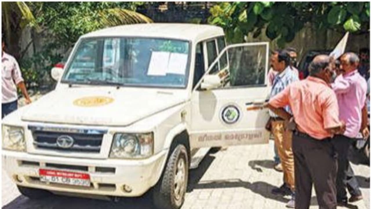 റെയില്പ്പാത ഇരട്ടിപ്പ്; നഷ്ടപരിഹാരം നല്കിയില്ല, സർക്കാർ വാഹനങ്ങൾ പിടിച്ചെടുത്ത് കോടതി റെയില്പ്പാത ഇരട്ടിപ്പ്; നഷ്ടപരിഹാരം നല്കിയില്ല, സർക്കാർ വാഹനങ്ങൾ പിടിച്ചെടുത്ത് കോടതി