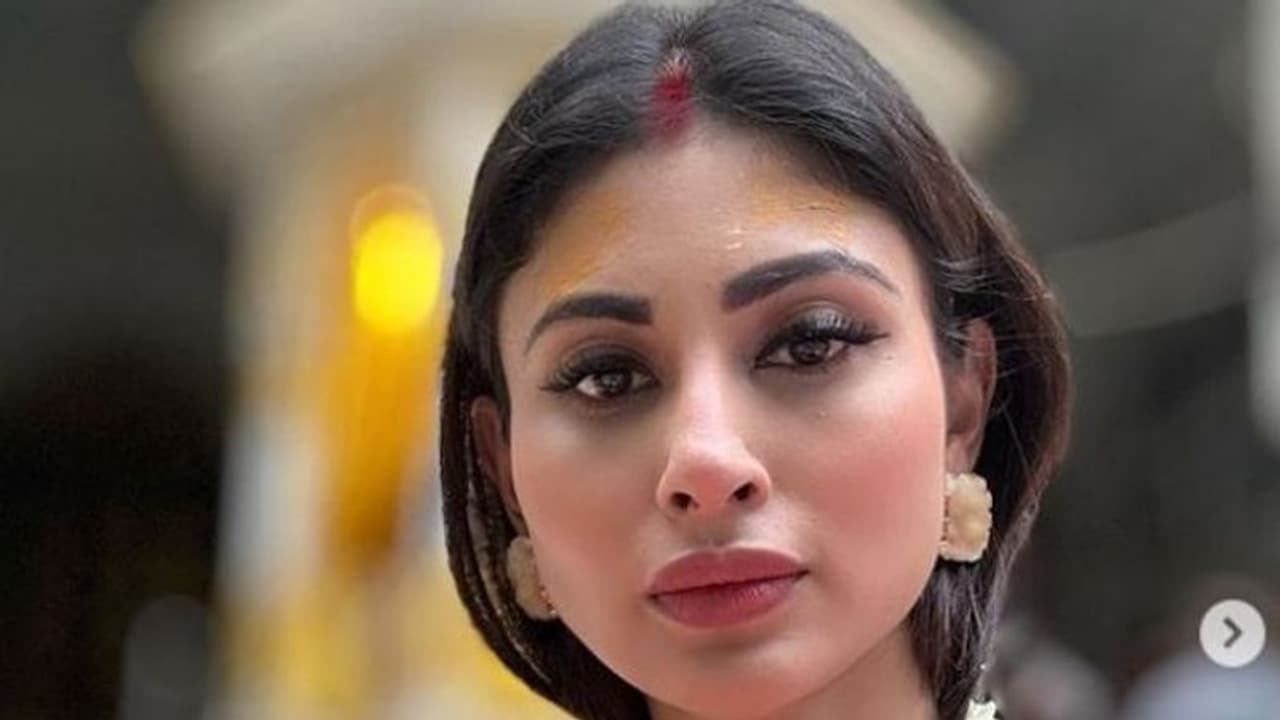 এলো চুলে সিঁথি ভর্তি সুঁদুর কপালে হলুদ চন্দন, এ কেমন সাজ মৌনি রায়ের 