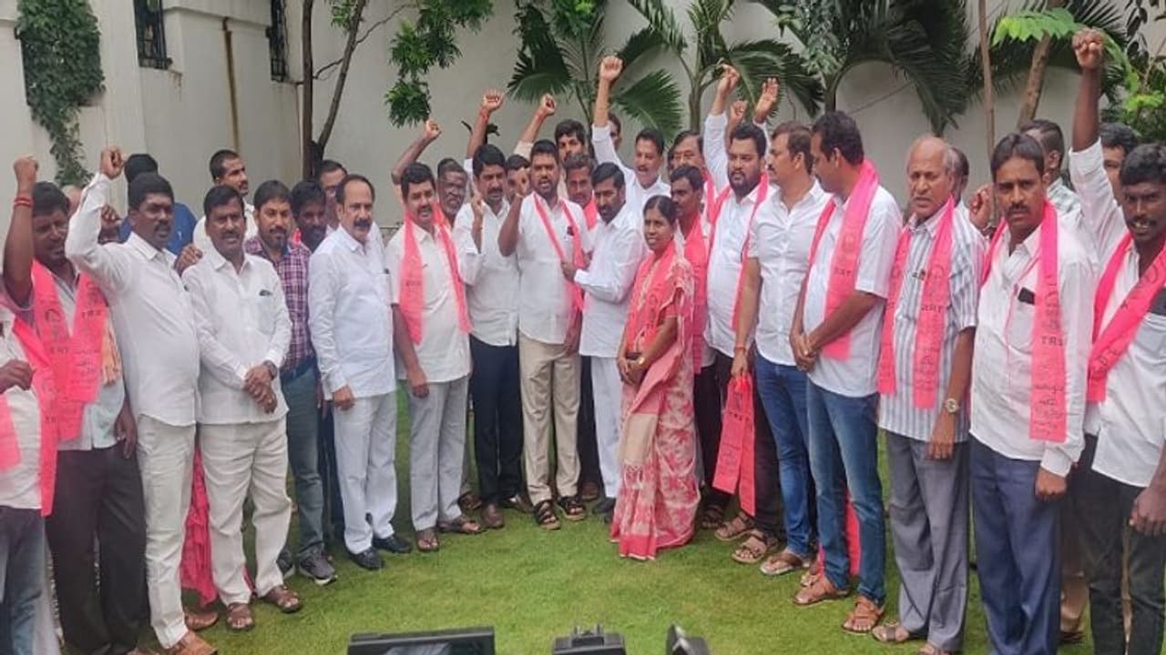 మర్రిగూడమండలంలో బిజెపి కి ఎదురు దెబ్బ.. గులాబీ గూటికి కమలం నేతలు...(వీడియో) మర్రిగూడమండలంలో బిజెపి కి ఎదురు దెబ్బ.. గులాబీ గూటికి కమలం నేతలు...(వీడియో)