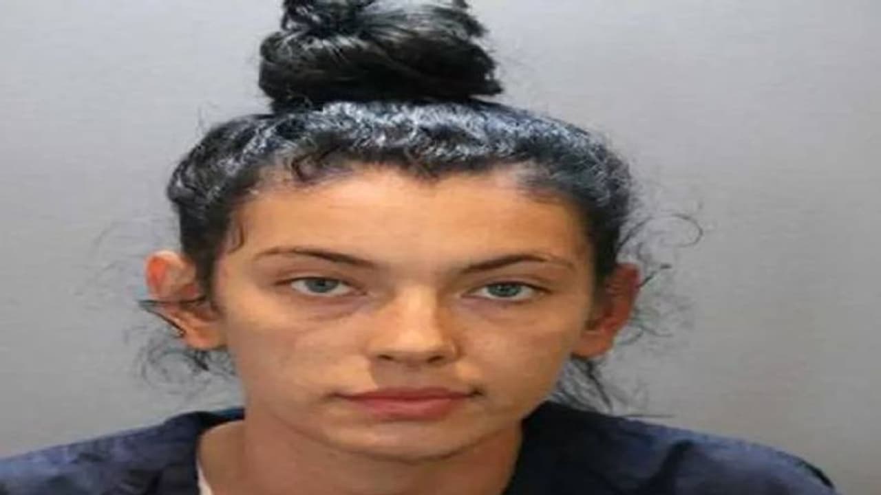 പൂച്ചയെ രക്ഷിക്കാൻ മനുഷ്യനെ വണ്ടി കയറ്റിക്കൊന്ന് യുവതി പൂച്ചയെ രക്ഷിക്കാൻ മനുഷ്യനെ വണ്ടി കയറ്റിക്കൊന്ന് യുവതി