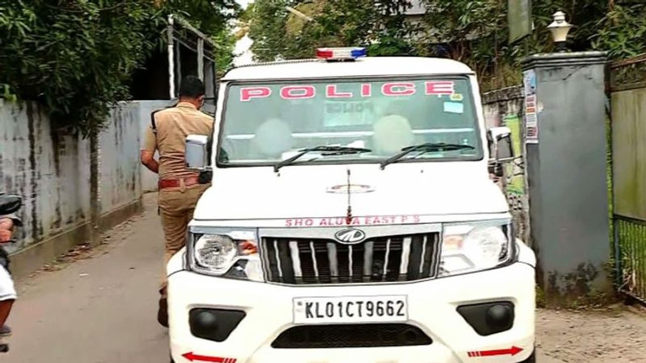 വളവുകളില് മറഞ്ഞുനിന്നുള്ള വാഹന പരിശോധന; പൊലീസിനും ഗതാഗത വകുപ്പിനും വിമര്ശനം വളവുകളില് മറഞ്ഞുനിന്നുള്ള വാഹന പരിശോധന; പൊലീസിനും ഗതാഗത വകുപ്പിനും വിമര്ശനം