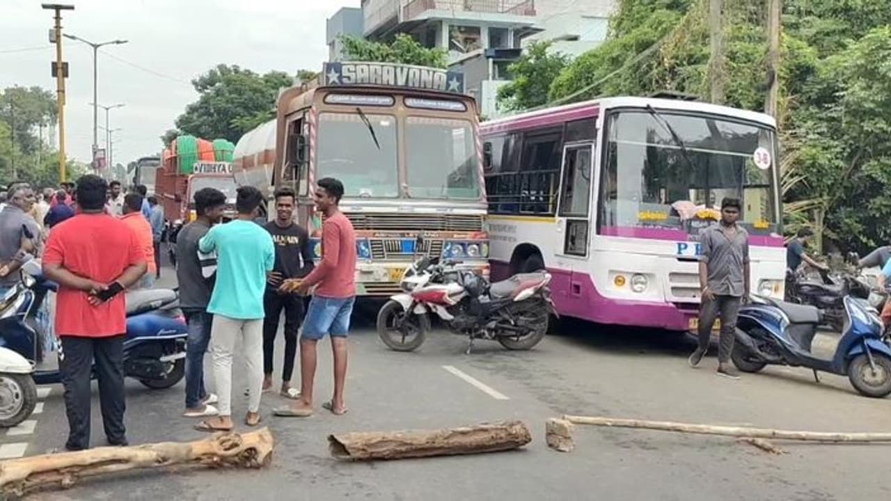 புதுவை ECR சாலையில் மறியல்: 2 கி.மீ. அணிவகுக்கும் வாகனங்கள் புதுவை ECR சாலையில் மறியல்: 2 கி.மீ. அணிவகுக்கும் வாகனங்கள்