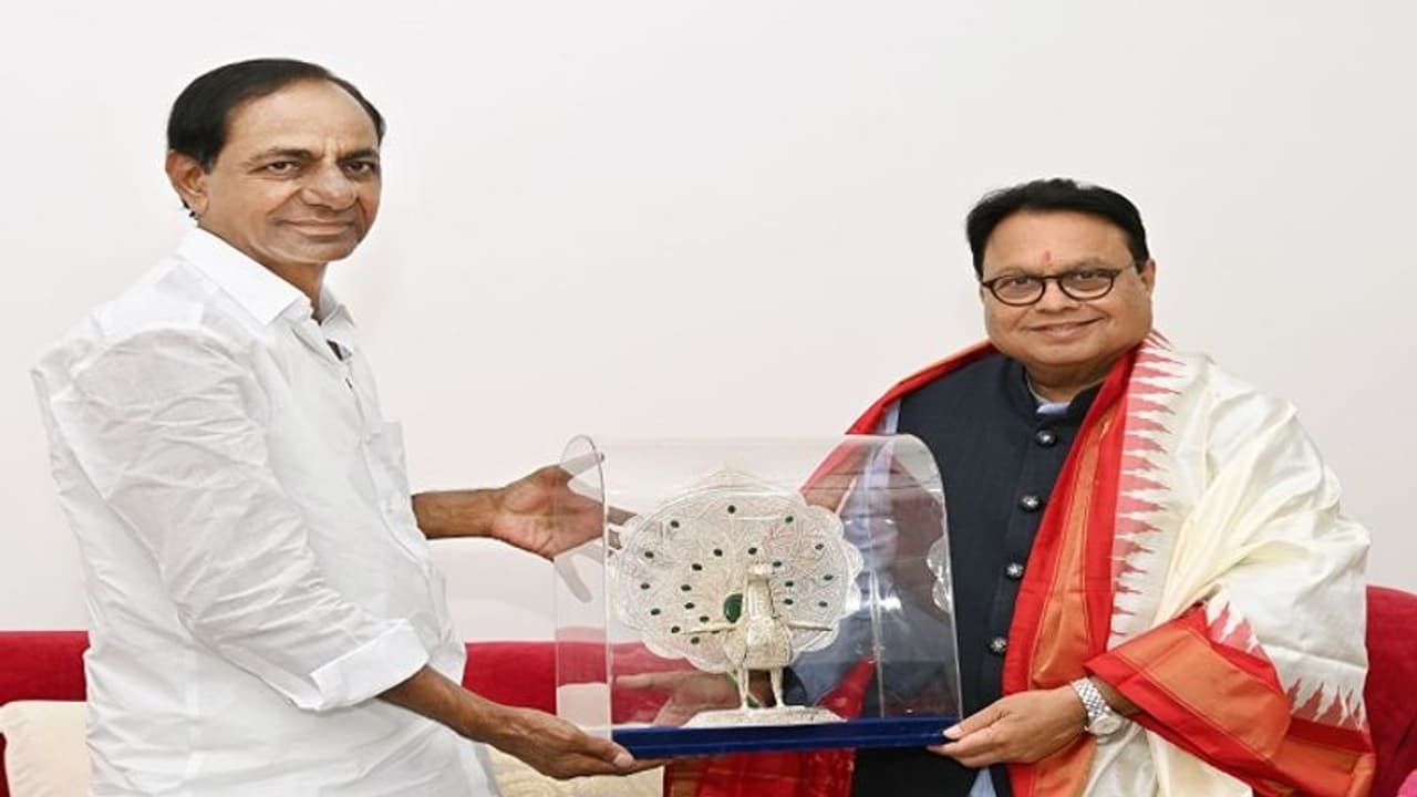 తెలంగాణ సీఎం కేసీఆర్ తో ‘లోక్ మత్’ మీడియా సంస్థల చైర్మన్, విజయ్ దర్డా భేటీ.. జాతీయ రాజకీయాల్లోకి ఆహ్వానం.. తెలంగాణ సీఎం కేసీఆర్ తో ‘లోక్ మత్’ మీడియా సంస్థల చైర్మన్, విజయ్ దర్డా భేటీ.. జాతీయ రాజకీయాల్లోకి ఆహ్వానం..