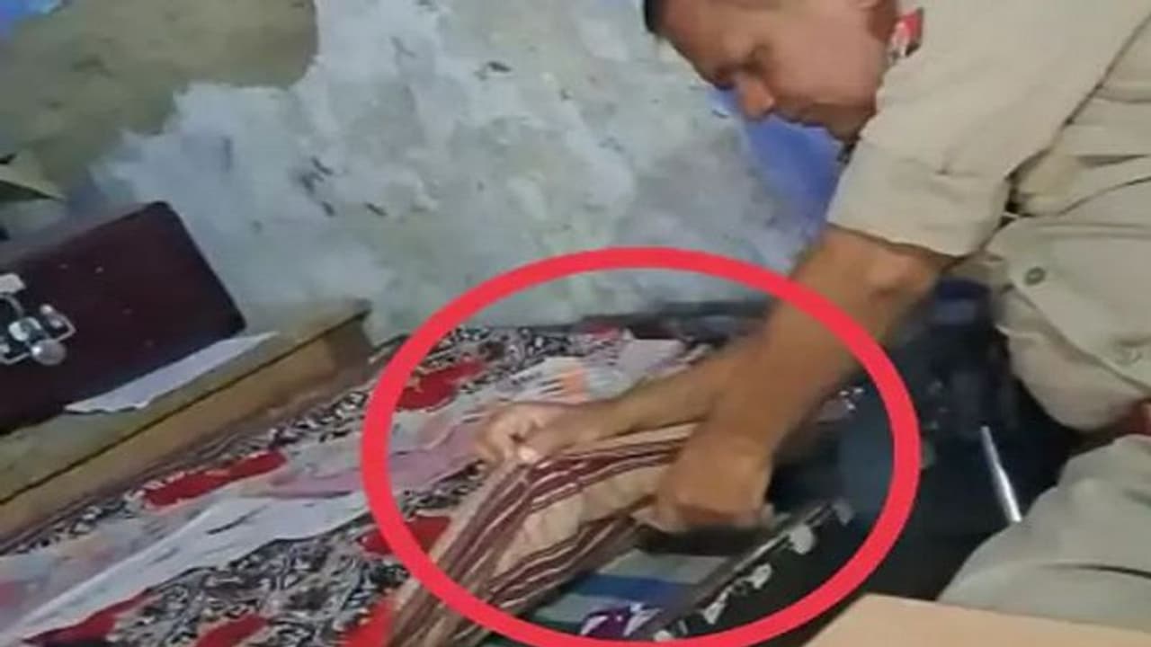 जमीन पैमाइश के नाम पर अमरोहा दरोगा ने मांगे थे 10 हजार, रिश्वत लेने का वीडियो हुआ वायरल जमीन पैमाइश के नाम पर अमरोहा दरोगा ने मांगे थे 10 हजार, रिश्वत लेने का वीडियो हुआ वायरल