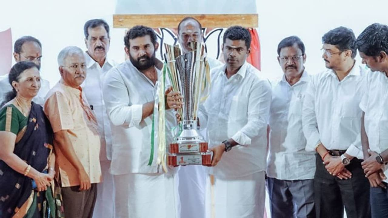 பாஜக மாநில நிர்வாகி திடீரென பதவி விலகல்... இது தான் காரணமா? வெளியான அதிர்ச்சி தகவல்..! பாஜக மாநில நிர்வாகி திடீரென பதவி விலகல்... இது தான் காரணமா? வெளியான அதிர்ச்சி தகவல்..!