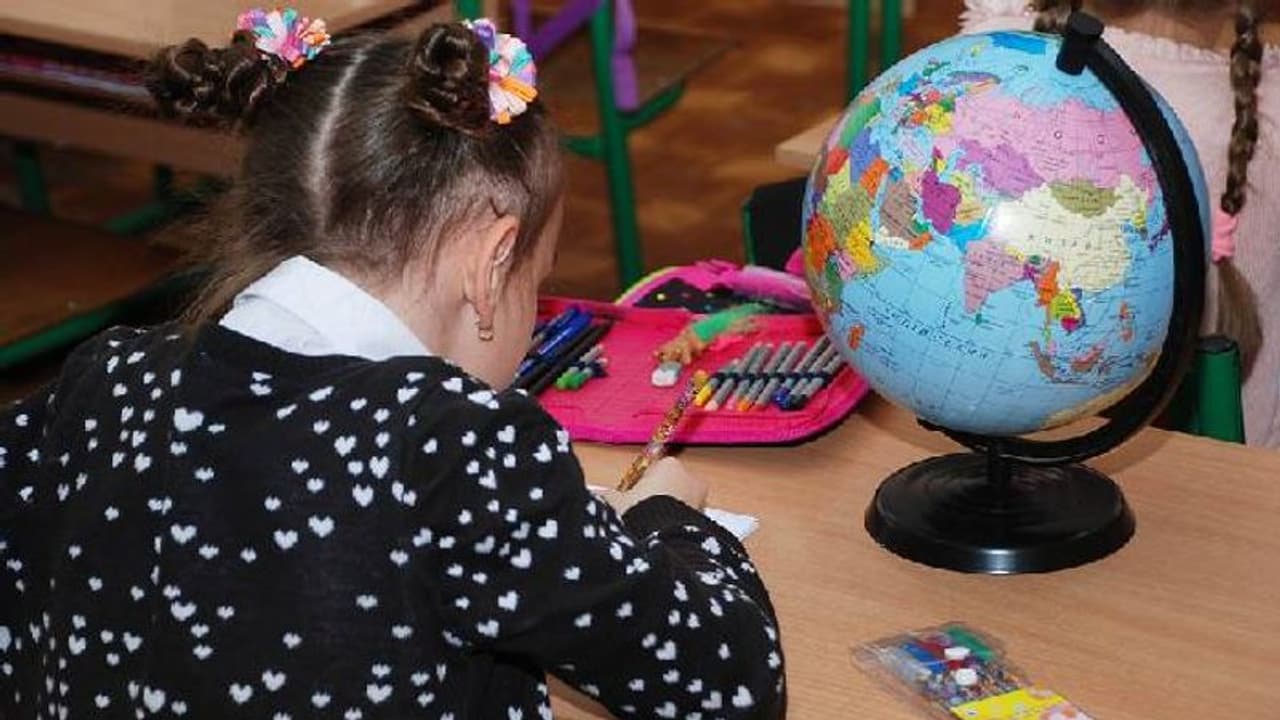 ബാത്ത്ടബ്ബിൽ നിന്നും വായിക്കുന്ന ചിത്രമെടുത്തയക്കണമെന്ന് കുട്ടികളോട് സ്കൂൾ, എതിർത്ത് മാതാപിതാക്കൾ, ഒടുവിൽ ബാത്ത്ടബ്ബിൽ നിന്നും വായിക്കുന്ന ചിത്രമെടുത്തയക്കണമെന്ന് കുട്ടികളോട് സ്കൂൾ, എതിർത്ത് മാതാപിതാക്കൾ, ഒടുവിൽ