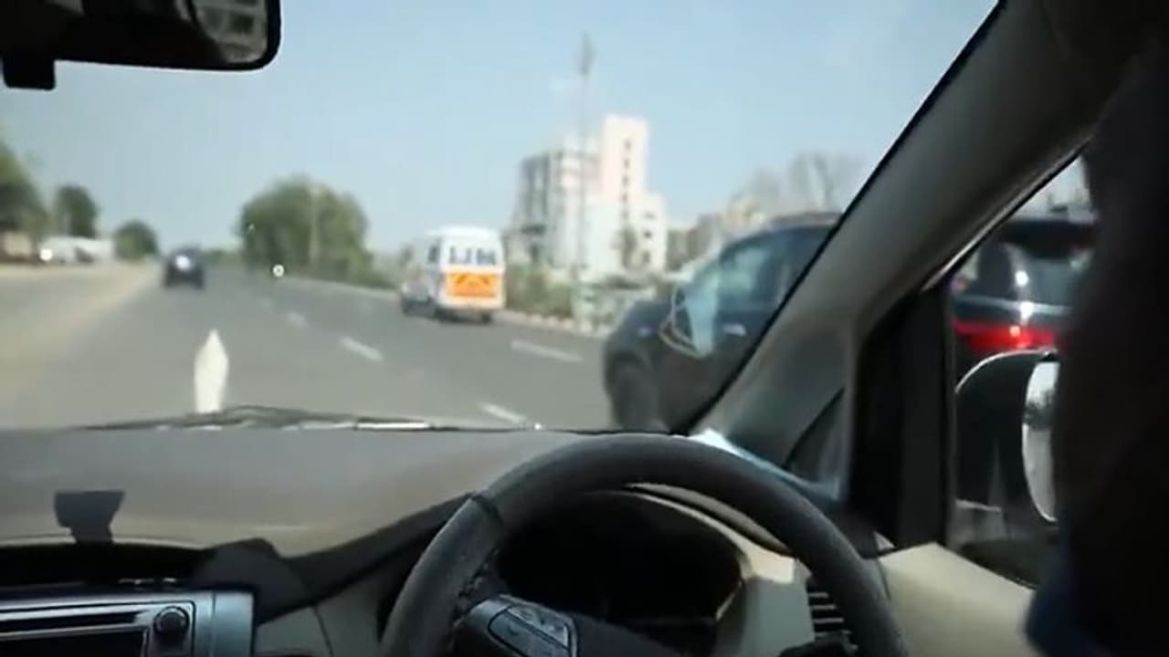 एम्बुलेंस के लिए रुका PM का काफिला, मरीज की जान बचाने को अहमदाबाद से गांधीनगर जा रहे मोदी ने दिया रास्ता एम्बुलेंस के लिए रुका PM का काफिला, मरीज की जान बचाने को अहमदाबाद से गांधीनगर जा रहे मोदी ने दिया रास्ता