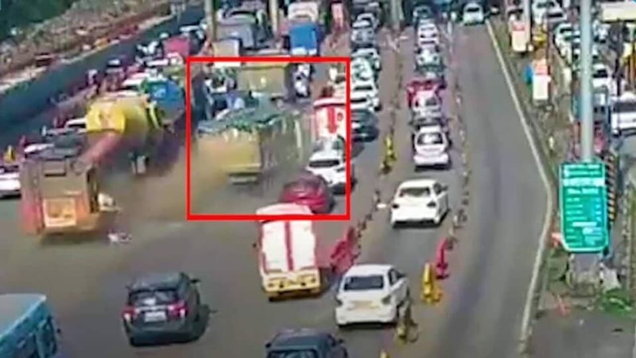 ടോള് പ്ലാസയില് ടിപ്പറിന്റെ പരാക്രമം, തകര്ന്നത് നിരവധി വാഹനങ്ങള് ടോള് പ്ലാസയില് ടിപ്പറിന്റെ പരാക്രമം, തകര്ന്നത് നിരവധി വാഹനങ്ങള്