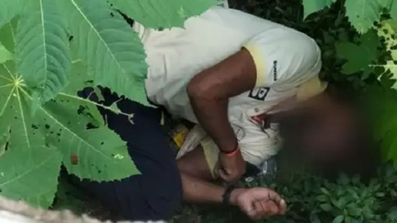 गोरखपुर: झाड़ियों में फेंकी मिली नेपाली युवक की लाश, घर के बाहर जाने से पहले घरवालों से बोली थी ये बात गोरखपुर: झाड़ियों में फेंकी मिली नेपाली युवक की लाश, घर के बाहर जाने से पहले घरवालों से बोली थी ये बात