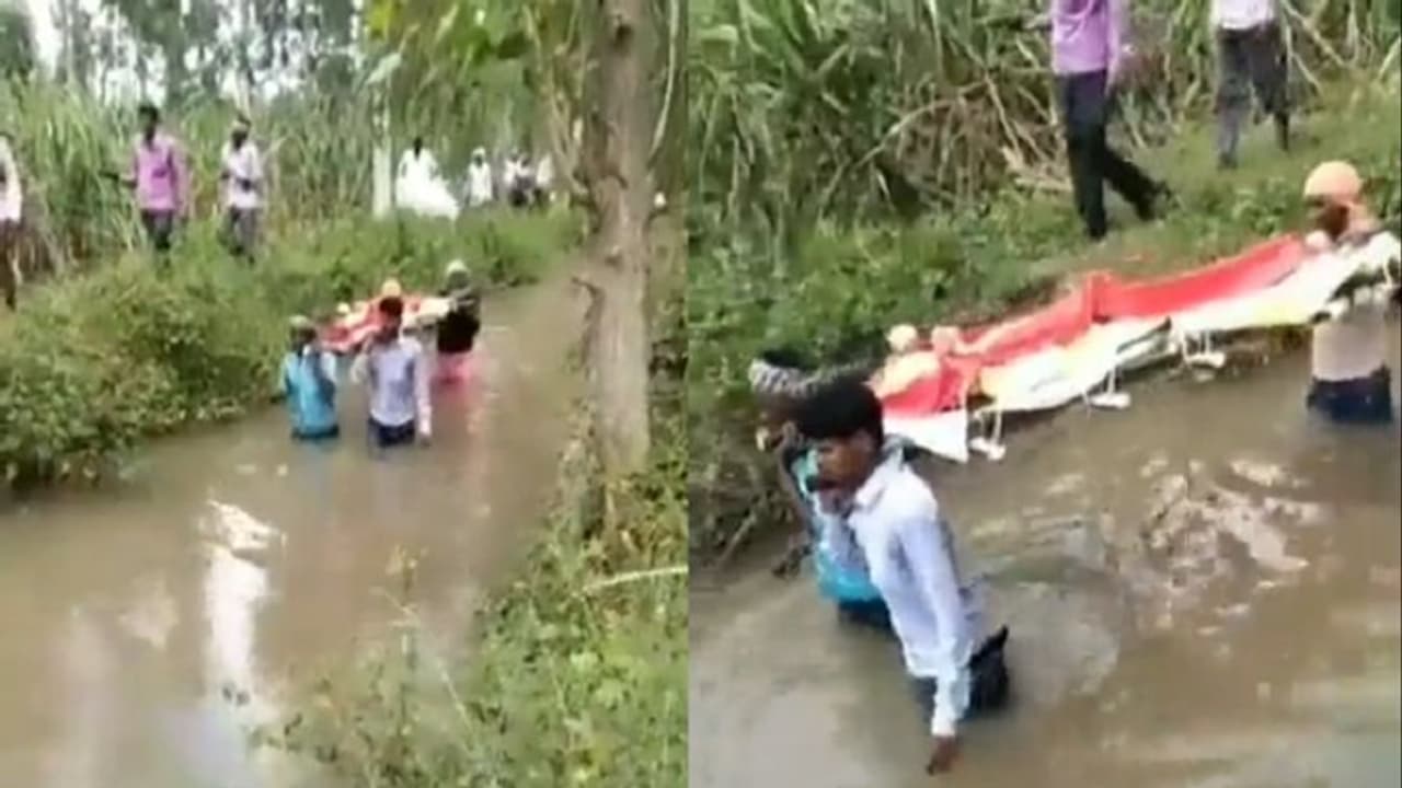 गंदे नाले से गुजरकर तय होता है श्मशान घाट तक का सफर, हैरान करने वाला है पीलीभीत का ये वीडियो