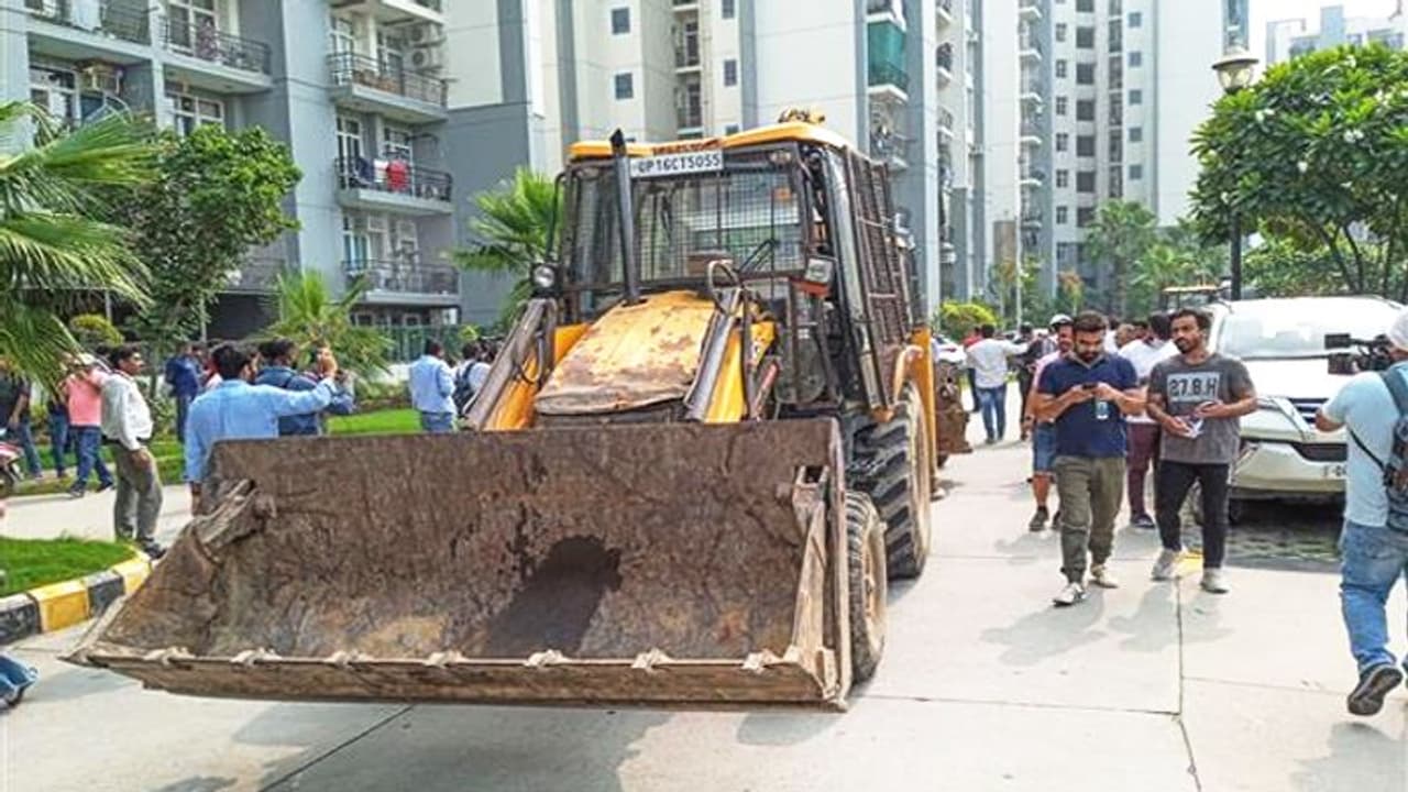  Grand Omaxe: श्रीकांत त्यागी वाली सोसायटी में फिर चला बुलडोजर, रोते बिलखते रहे लोग पर प्रशासन ने एक न सुनी