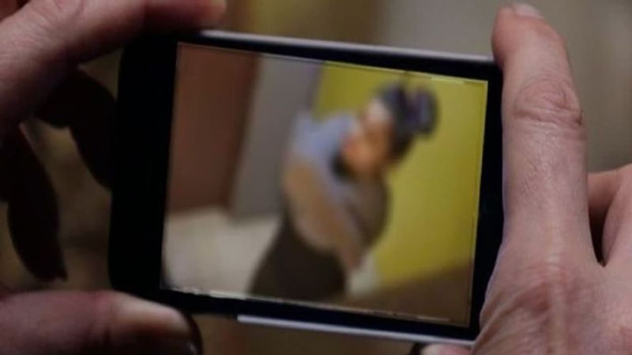 லேடீஸ் ஹாஸ்டலில் குளிக்கும் பெண்கள் டார்கெட் ! ஆபாச வீடியோ எடுத்த நபரை வெளுத்த மாணவிகள் ! லேடீஸ் ஹாஸ்டலில் குளிக்கும் பெண்கள் டார்கெட் ! ஆபாச வீடியோ எடுத்த நபரை வெளுத்த மாணவிகள் !