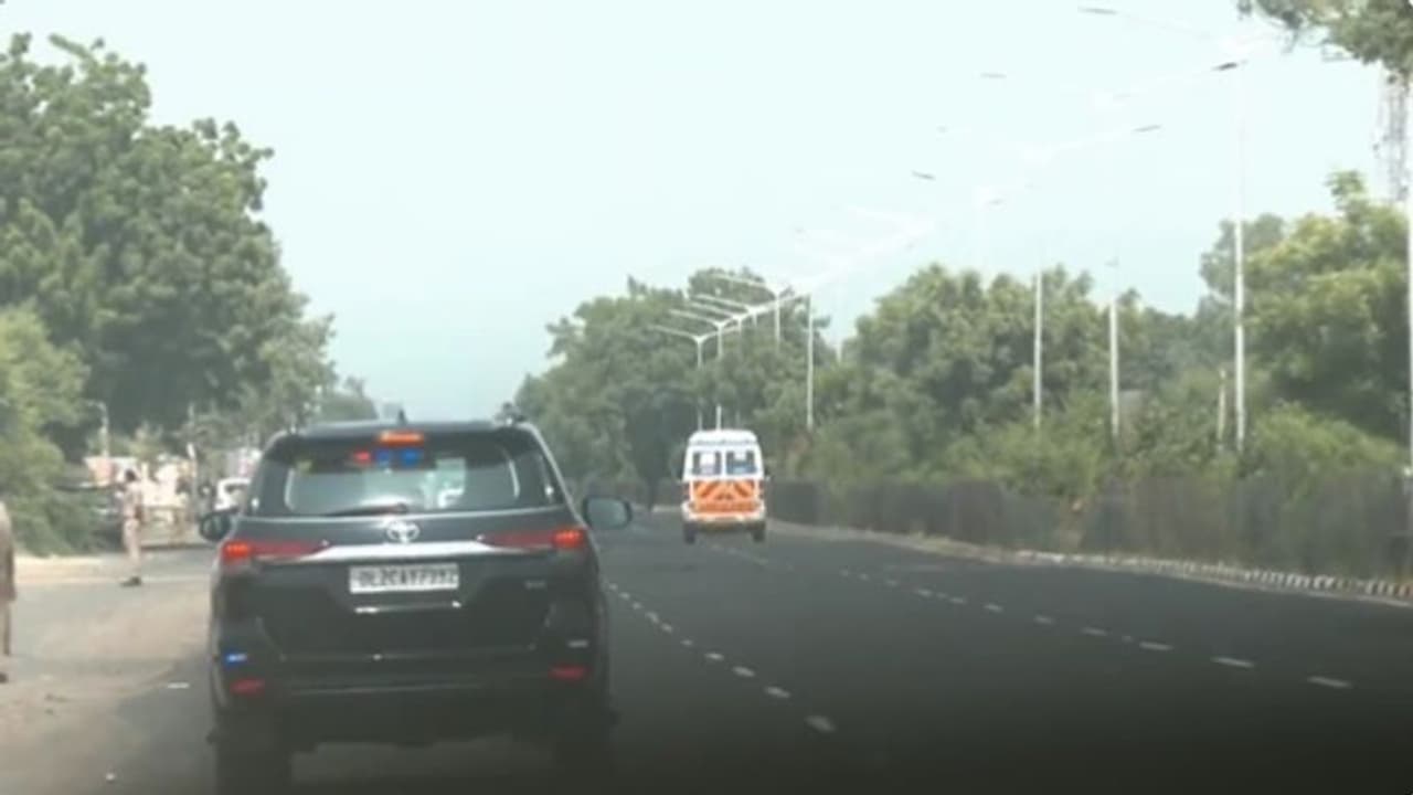 ஆம்புலன்ஸுக்கு வழிவிட்ட பிரதமர் மோடி... சாலையோரம் நிறுத்தப்பட்ட கான்வாய்... இணையத்தில் வைரலாகும் வீடியோ!! ஆம்புலன்ஸுக்கு வழிவிட்ட பிரதமர் மோடி... சாலையோரம் நிறுத்தப்பட்ட கான்வாய்... இணையத்தில் வைரலாகும் வீடியோ!!