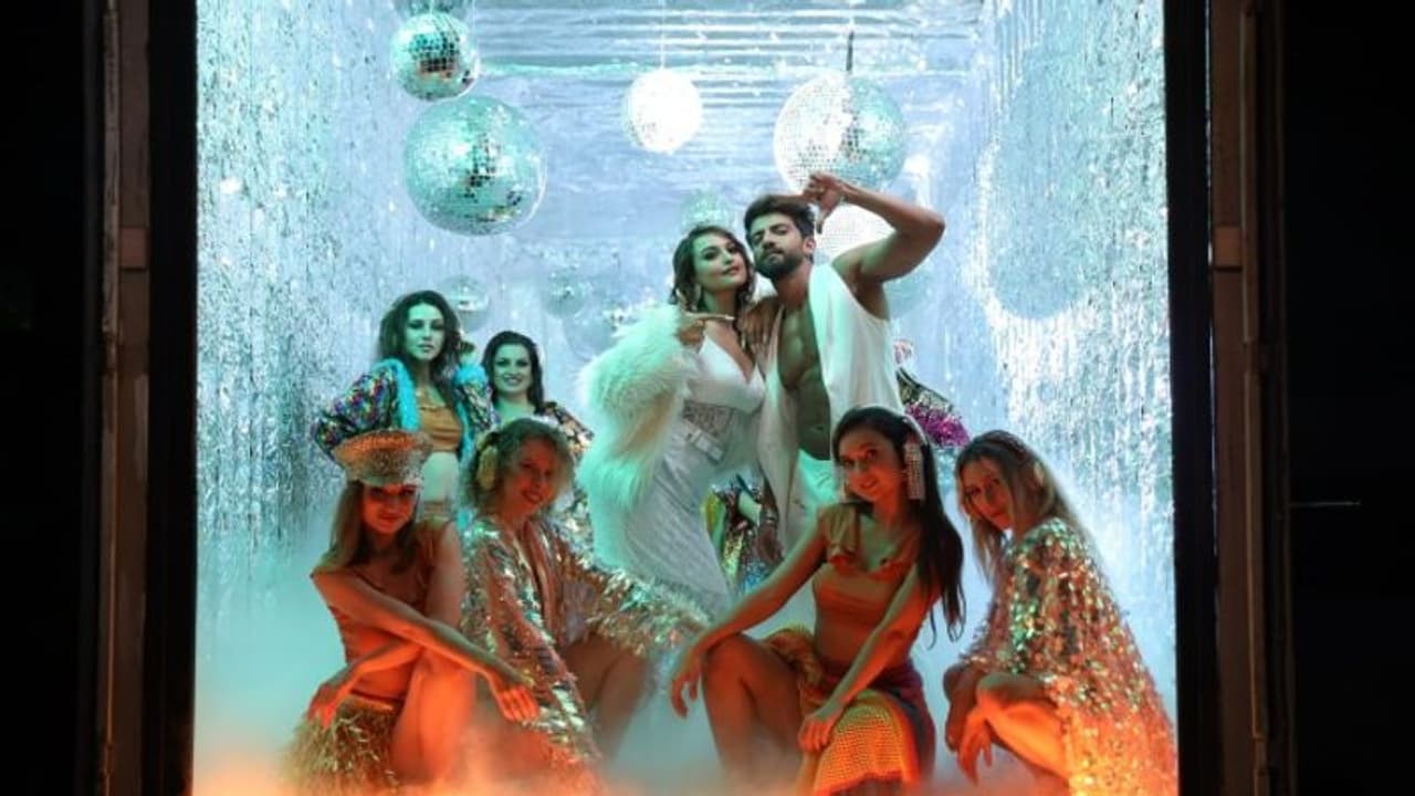 চলন্ত ট্রাকে শুটিং করার কথা কখনো কি ভাবতে পারেন? সেই ভাবনায় সত্যি করল সোনাক্ষী সিনহা এবং জাহির ইকবাল চলন্ত ট্রাকে শুটিং করার কথা কখনো কি ভাবতে পারেন? সেই ভাবনায় সত্যি করল সোনাক্ষী সিনহা এবং জাহির ইকবাল