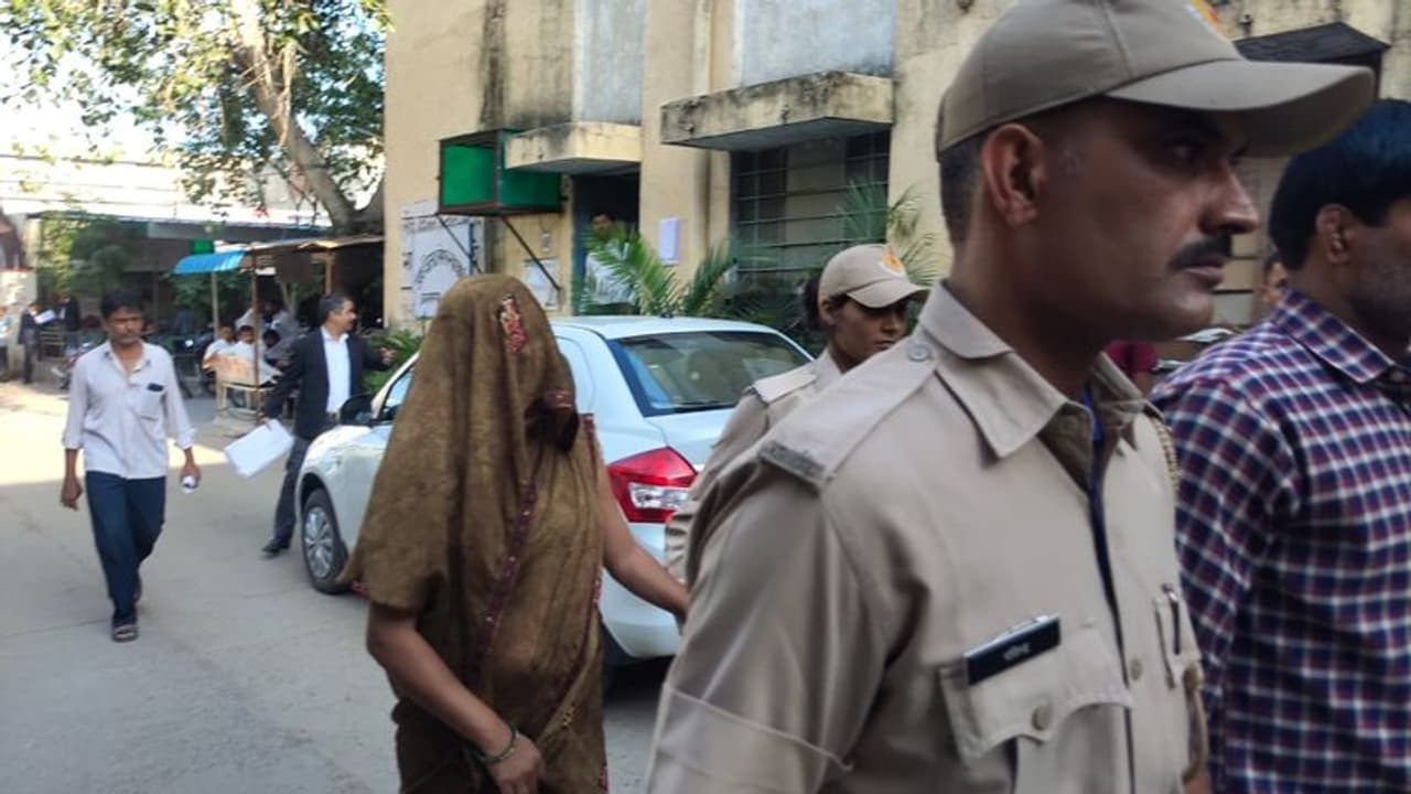 पुलिस कमांडों के साथ प्यार के कसीदे पढ़ रही थी पत्नी, पर विदेश से आया पति बना रोड़ा, फिर एक दिन हुई ये घटना पुलिस कमांडों के साथ प्यार के कसीदे पढ़ रही थी पत्नी, पर विदेश से आया पति बना रोड़ा, फिर एक दिन हुई ये घटना