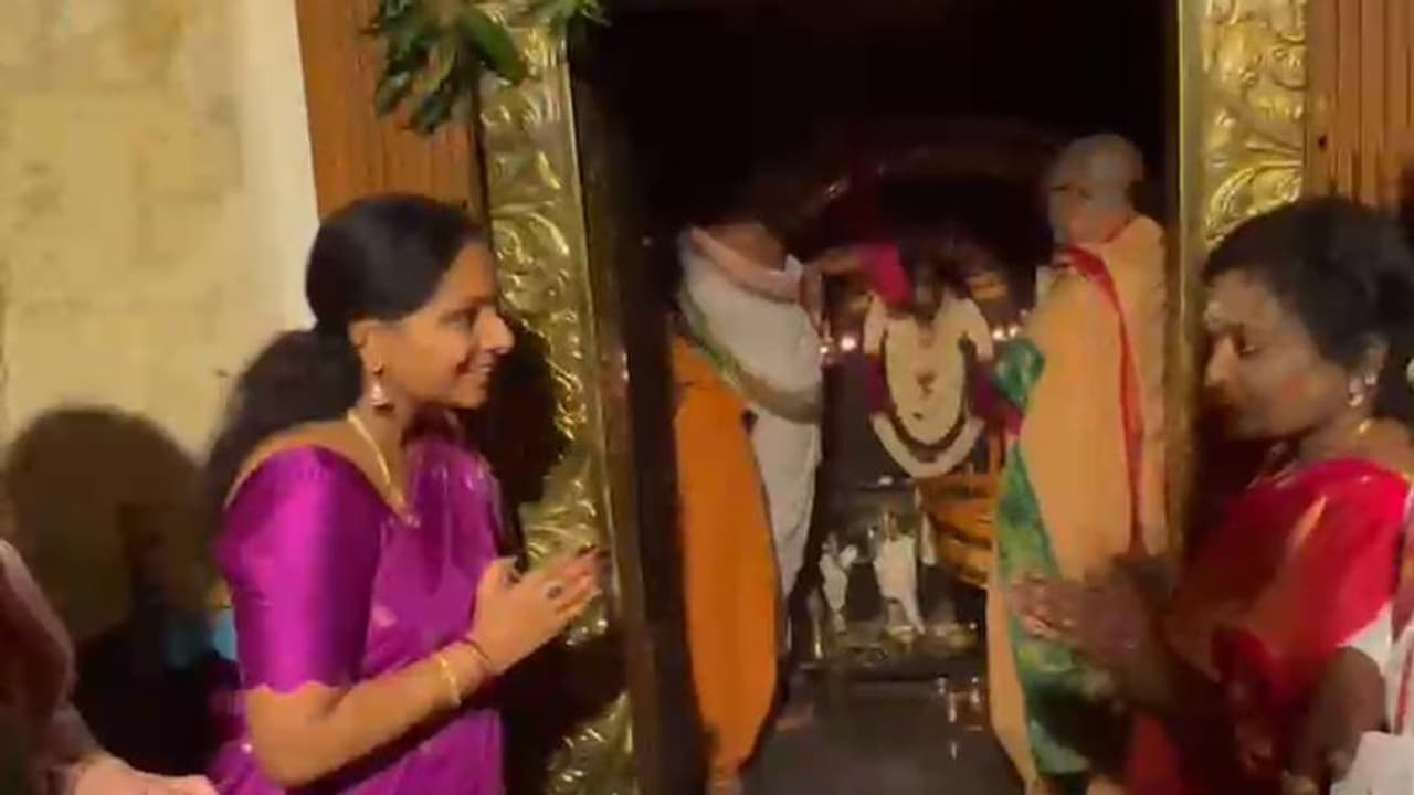 శంషాబాద్ బతుకమ్మ వేడుకల్లో కవిత.. చెప్పా పెట్టకుండా వచ్చిన తమిళిసై, అంతా షాక్ (వీడియో) శంషాబాద్ బతుకమ్మ వేడుకల్లో కవిత.. చెప్పా పెట్టకుండా వచ్చిన తమిళిసై, అంతా షాక్ (వీడియో)