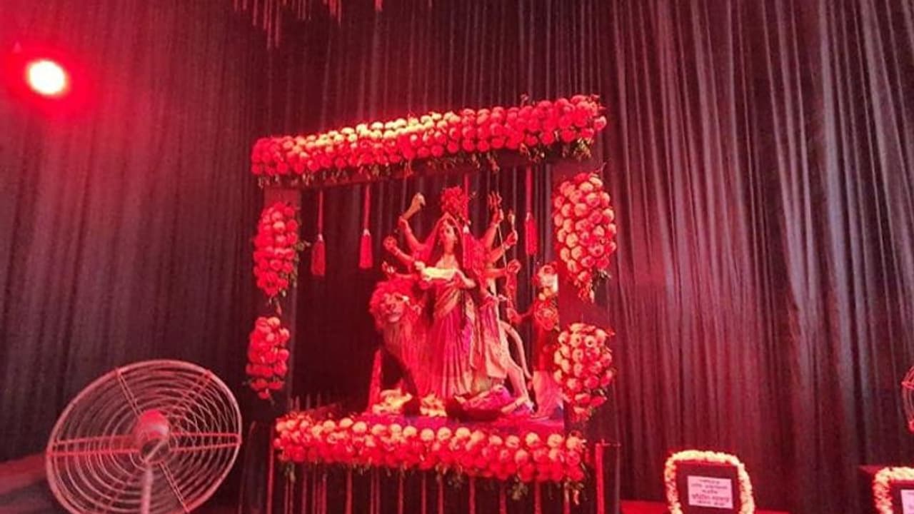 দুর্গাপুজোর থিমে ভোট পরবর্তী হিংসা, প্যান্ডেলের আনাচে কানাচে উঠে এল হিংসার ছবি দুর্গাপুজোর থিমে ভোট পরবর্তী হিংসা, প্যান্ডেলের আনাচে কানাচে উঠে এল হিংসার ছবি