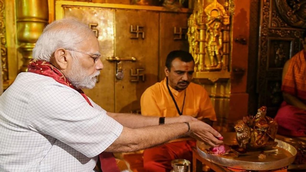 नवरात्रि व्रत के बावजूद PM मोदी में है गजब की एनर्जी, एक दिन में किए 7 बड़े कार्यक्रम