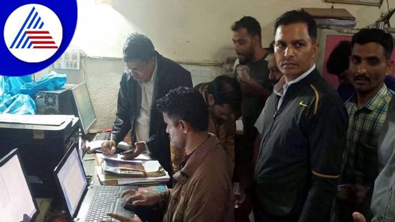 ರಾಜ್ಯದ ಚೆಕ್ಪೋಸ್ಟ್ಗಳ ಮೇಲೆ ಲೋಕಾಯುಕ್ತ ದಾಳಿ: ಭ್ರಷ್ಟ ಅಧಿಕಾರಿಗಳಿಗೆ ಶಾಕ್..! ರಾಜ್ಯದ ಚೆಕ್ಪೋಸ್ಟ್ಗಳ ಮೇಲೆ ಲೋಕಾಯುಕ್ತ ದಾಳಿ: ಭ್ರಷ್ಟ ಅಧಿಕಾರಿಗಳಿಗೆ ಶಾಕ್..!