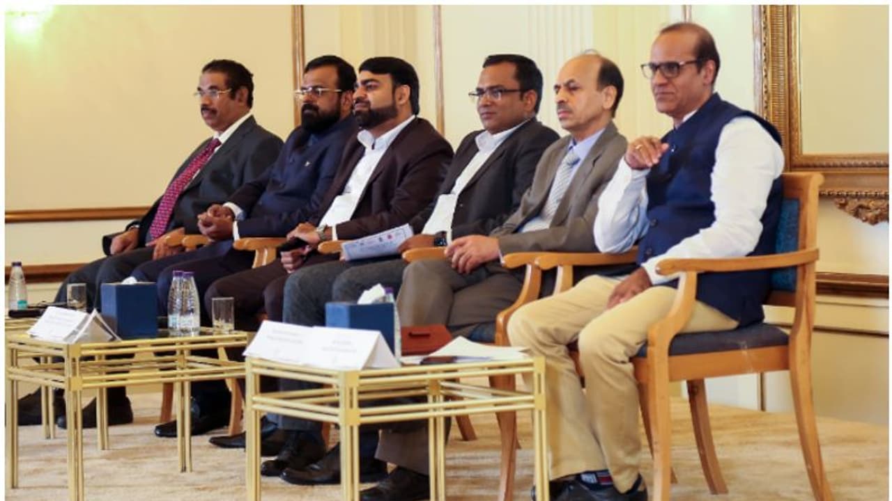 ഗൾഫിൽ തൊഴിൽ തേടുന്നവർക്ക് അറബി ഭാഷ പരിശീലനം നൽകുമെന്ന് കേരള സ്റ്റേറ്റ് അക്കാദമി ഫോർ സ്കിൽസ് ഗൾഫിൽ തൊഴിൽ തേടുന്നവർക്ക് അറബി ഭാഷ പരിശീലനം നൽകുമെന്ന് കേരള സ്റ്റേറ്റ് അക്കാദമി ഫോർ സ്കിൽസ്