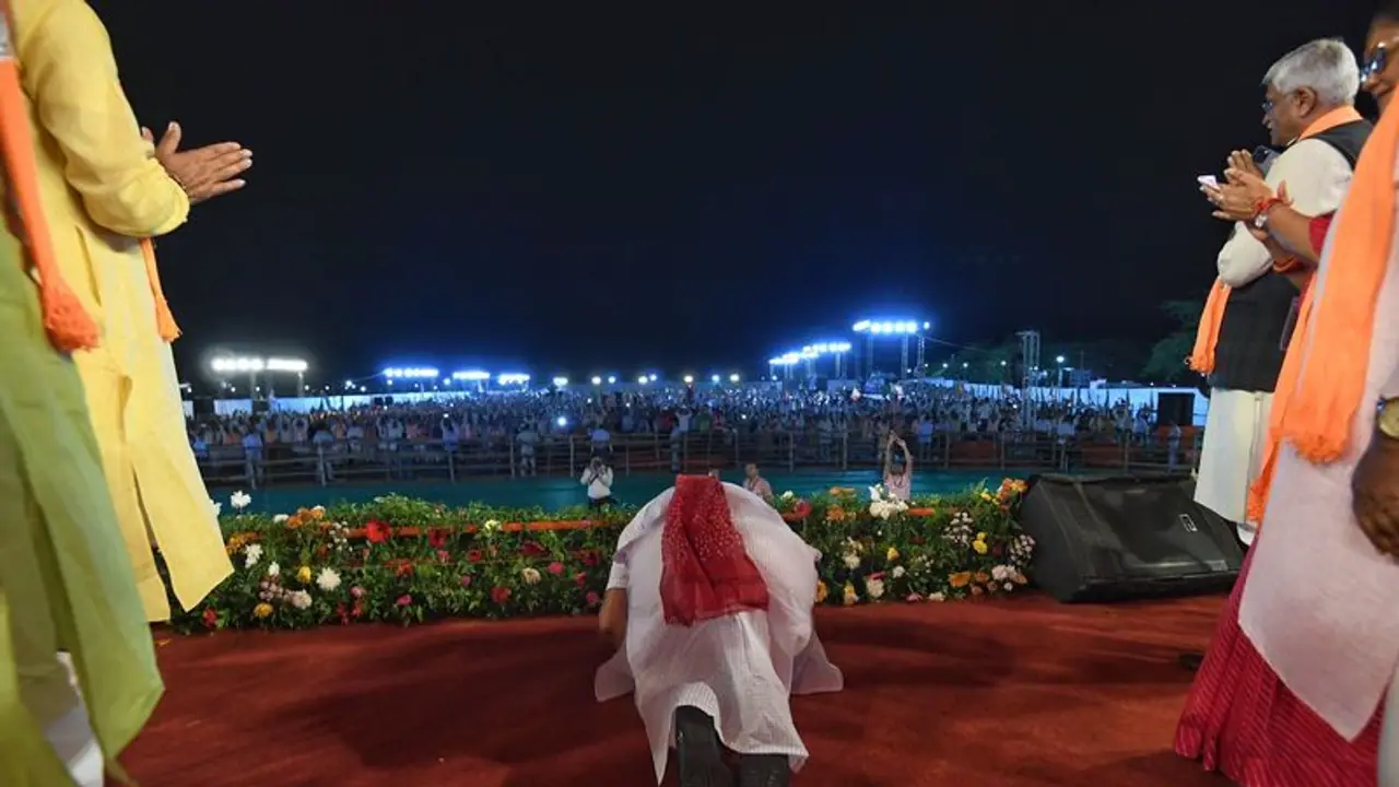 रैली में देरी से पहुंचने पर PM मोदी ने बिना माइक के तीन बार नतमस्तक होकर माफी मांगी, फिर किया एक प्रॉमिस रैली में देरी से पहुंचने पर PM मोदी ने बिना माइक के तीन बार नतमस्तक होकर माफी मांगी, फिर किया एक प्रॉमिस