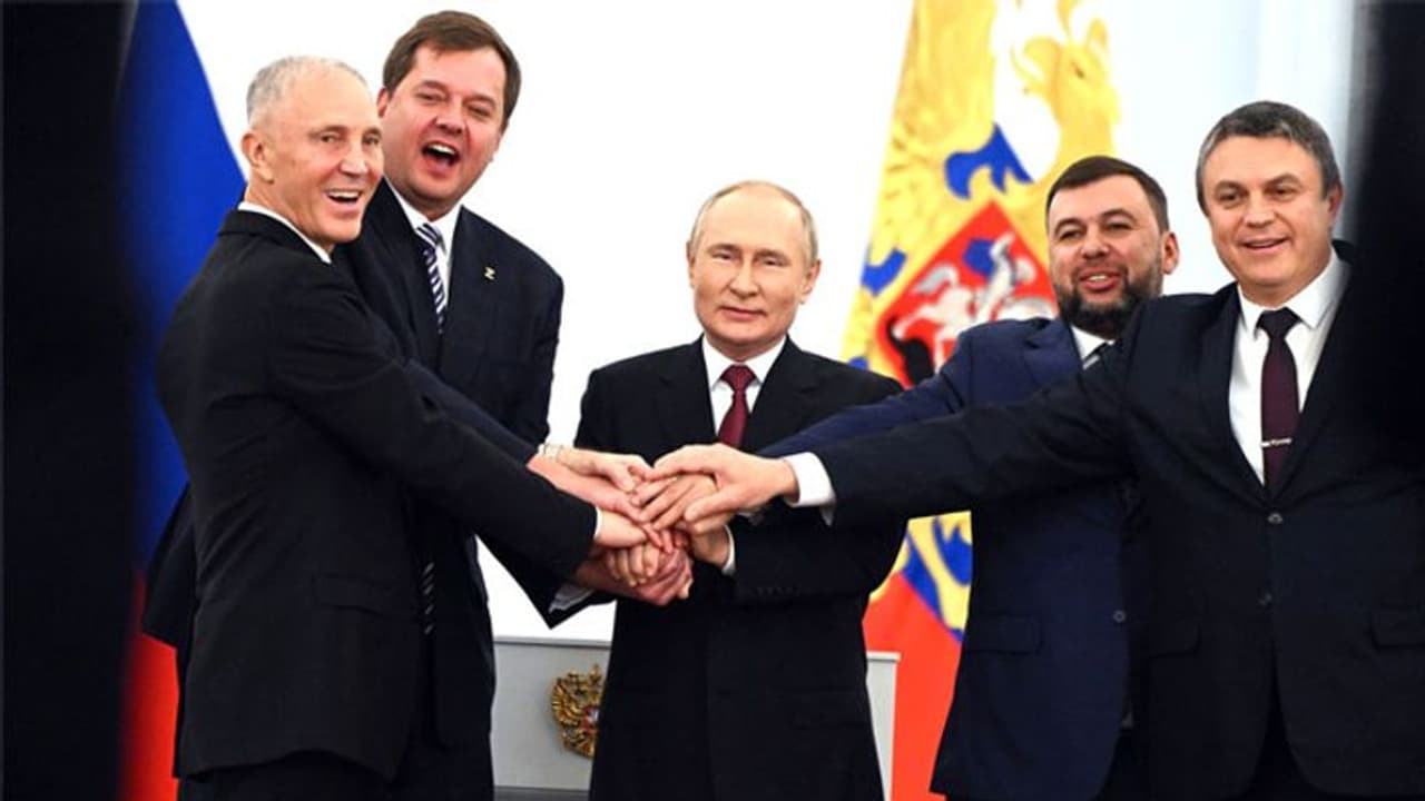 यूक्रेन के 4 शहरों पर रूस का कब्जा, पुतिन ने अमेरिका को बताया लुटेरा, जिसने भारत में नरसंहार कर लोगों को लूटा यूक्रेन के 4 शहरों पर रूस का कब्जा, पुतिन ने अमेरिका को बताया लुटेरा, जिसने भारत में नरसंहार कर लोगों को लूटा