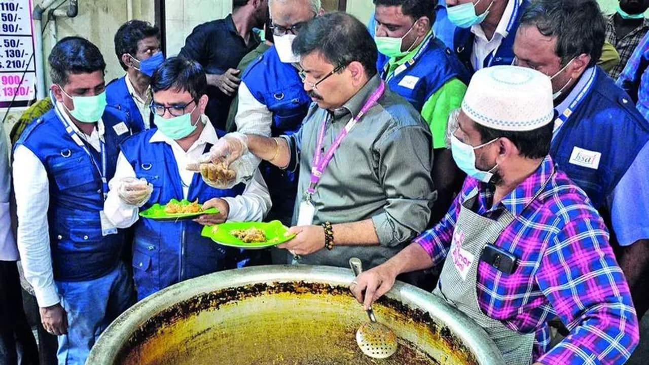 விளம்பரம் வேண்டுமானால் படங்களில் நடிக்கலாம்: உணவு பாதுகாப்பு அதிகாரிக்கு டோஸ் விளம்பரம் வேண்டுமானால் படங்களில் நடிக்கலாம்: உணவு பாதுகாப்பு அதிகாரிக்கு டோஸ்