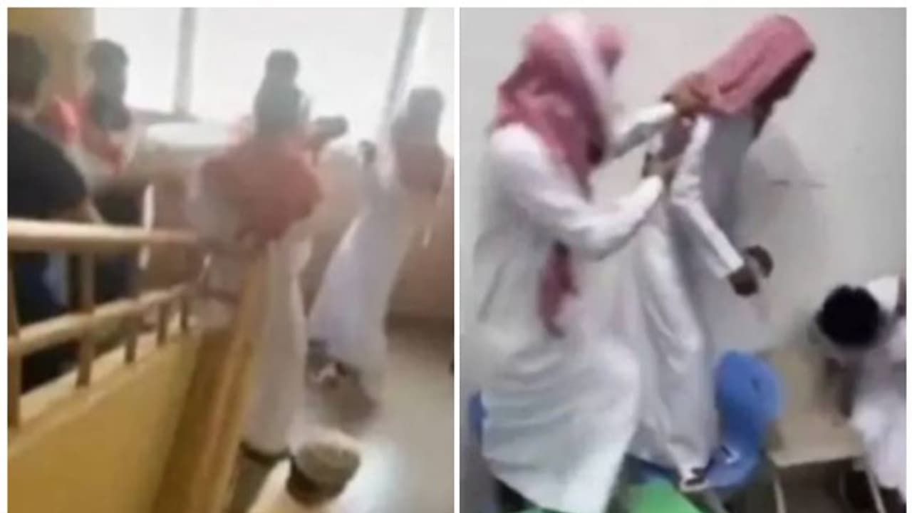 ക്ലാസ് ടീച്ചര് നോക്കിനില്ക്കെ വിദ്യാര്ത്ഥികള് തമ്മില് അടിപിടി; ഒരാള്ക്ക് പരിക്ക്, വൈറലായി വീഡിയോ ക്ലാസ് ടീച്ചര് നോക്കിനില്ക്കെ വിദ്യാര്ത്ഥികള് തമ്മില് അടിപിടി; ഒരാള്ക്ക് പരിക്ക്, വൈറലായി വീഡിയോ