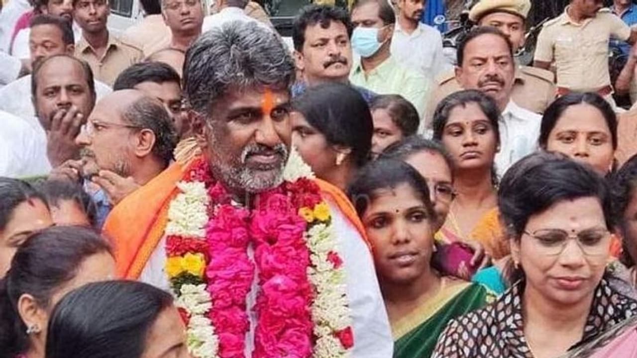 கோவை மாநகர் பாஜக தலைவர் பாலாஜி உத்தம ராமசாமி ஜாமினில் விடுதலை.. BJP தொண்டர்கள் குத்தாட்டம் . கோவை மாநகர் பாஜக தலைவர் பாலாஜி உத்தம ராமசாமி ஜாமினில் விடுதலை.. BJP தொண்டர்கள் குத்தாட்டம் .