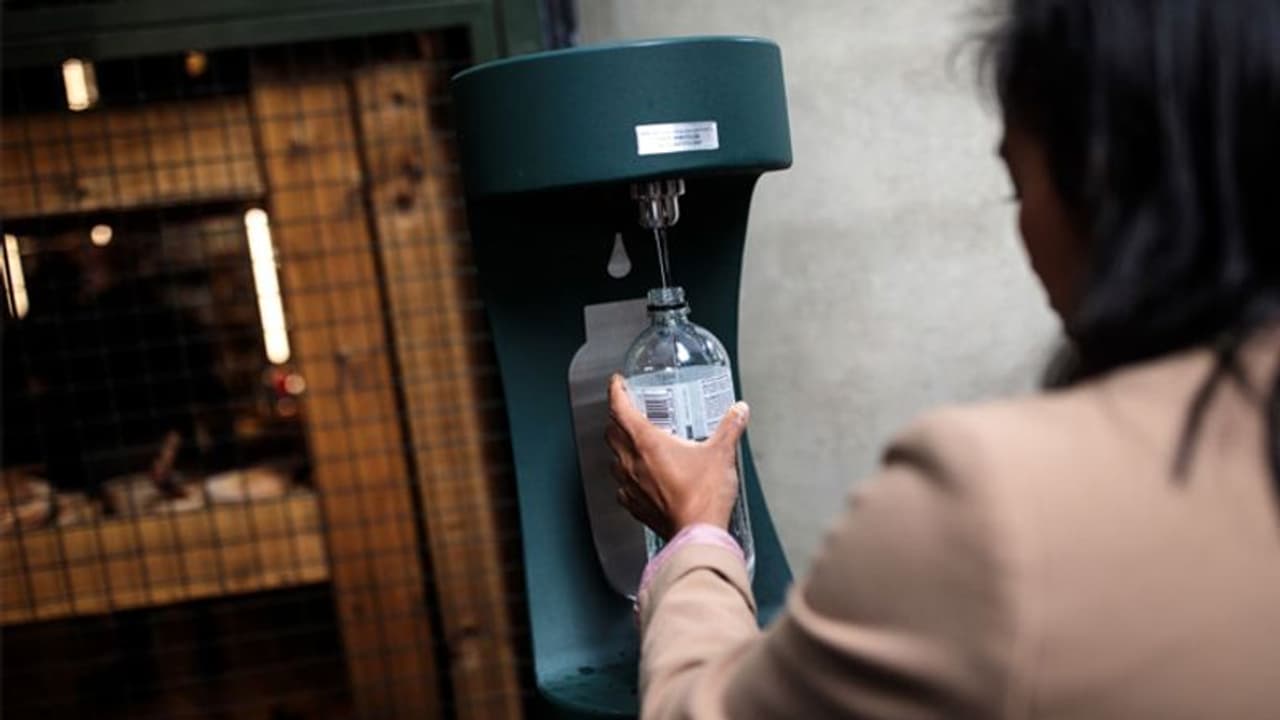 प्लास्टिक की बोतल से पीते हैं पानी, तो हो जाएं सावधान! कई बीमारियों को दे रहा न्योता प्लास्टिक की बोतल से पीते हैं पानी, तो हो जाएं सावधान! कई बीमारियों को दे रहा न्योता